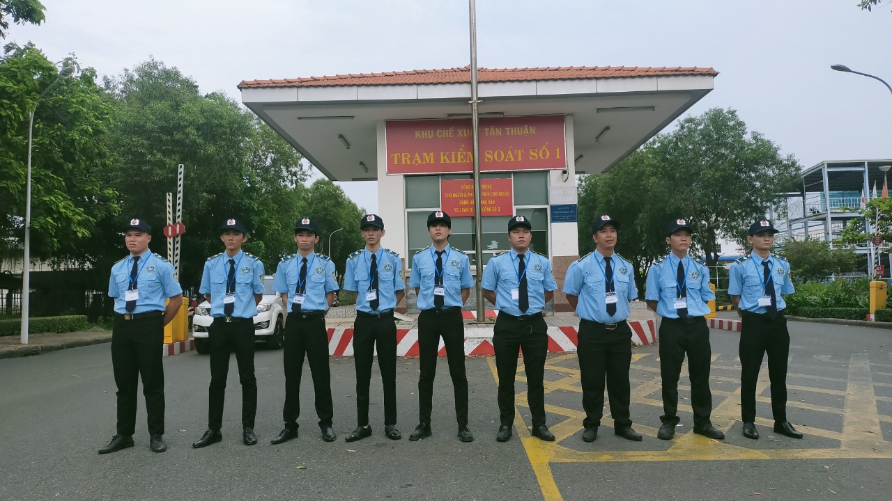 Vệ sĩ mặc sơ mi xanh