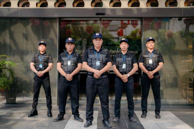 Ảnh vệ sĩ đứng tạo dáng