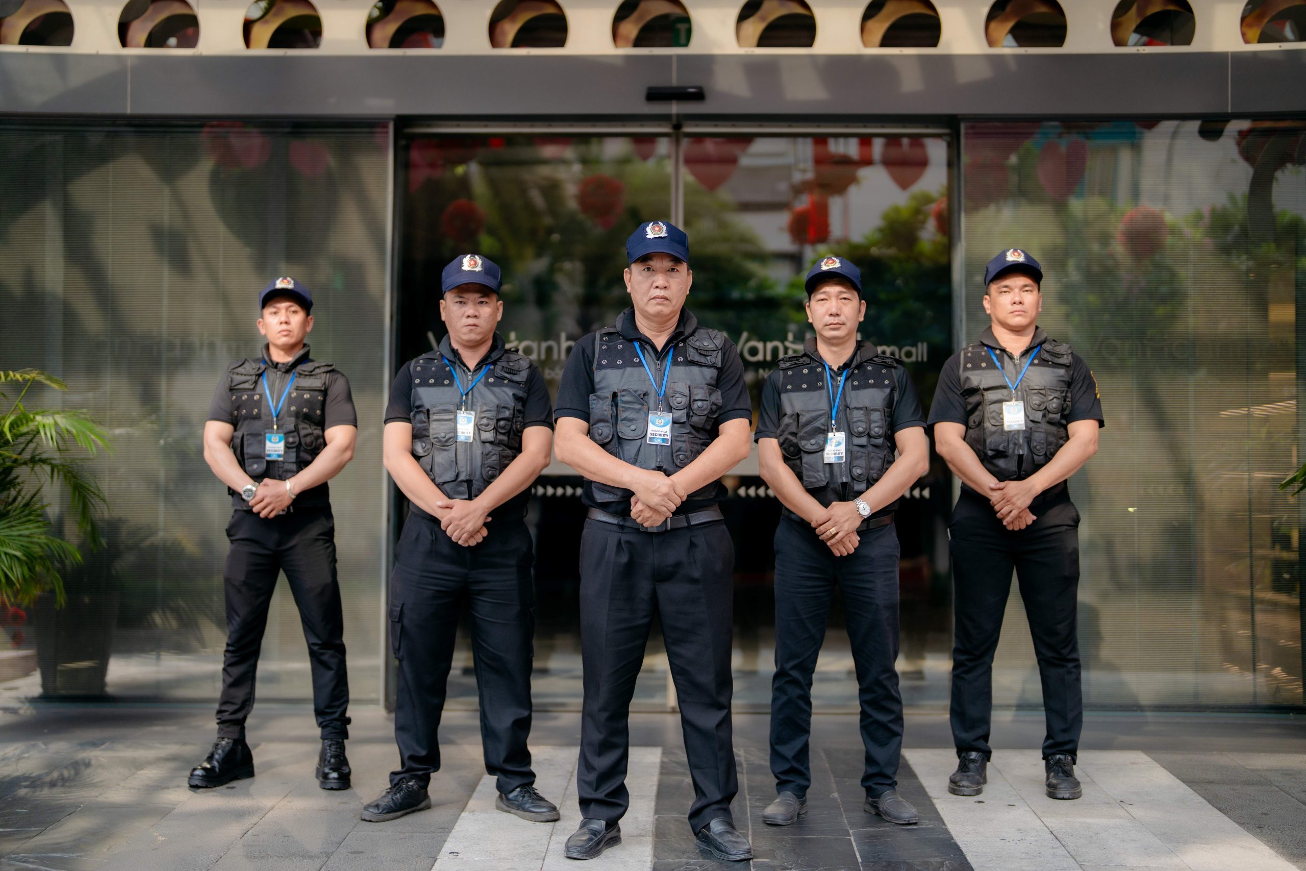 Ảnh Vệ Sĩ Hoàng phát đứng